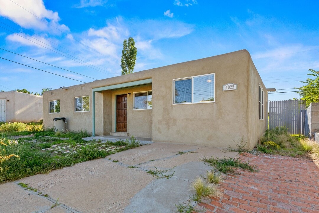 1025 Valerie Cir in Santa Fe, NM - Building Photo