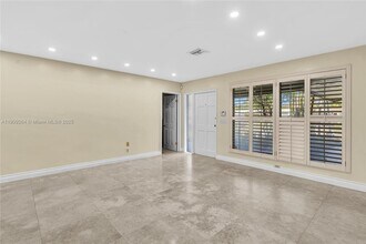 2114 N 44th Ave in Hollywood, FL - Foto de edificio - Building Photo