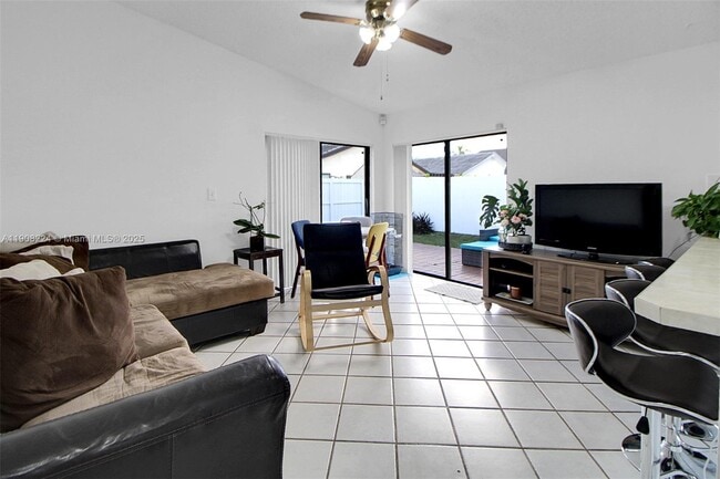 13625 SW 99th Ter in Miami, FL - Foto de edificio - Building Photo