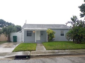 522 W 3rd St in Riviera Beach, FL - Building Photo