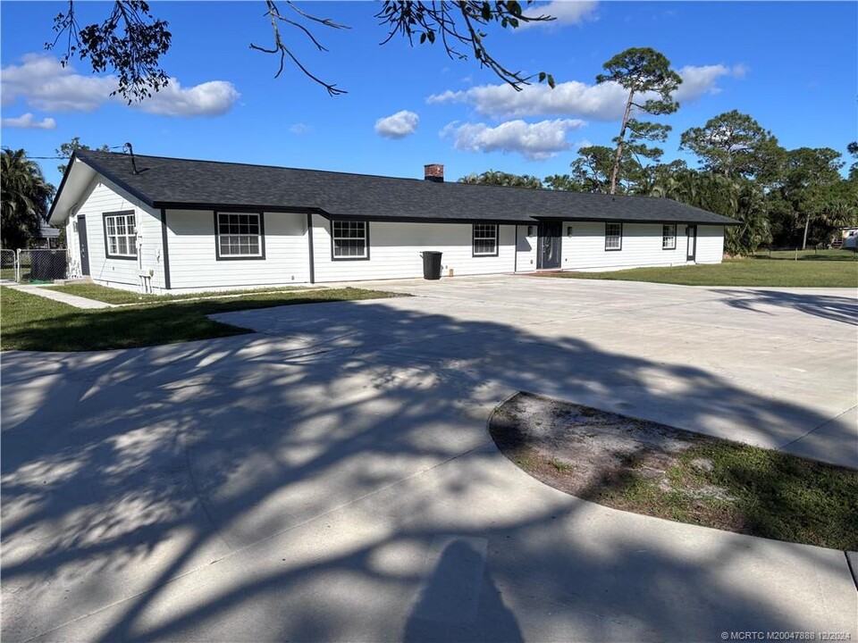 6105 SW Gator Trail in Palm City, FL - Building Photo