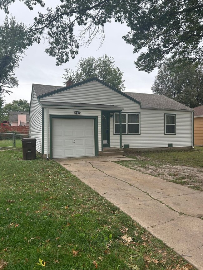 property at 1902 S Ridgewood Dr