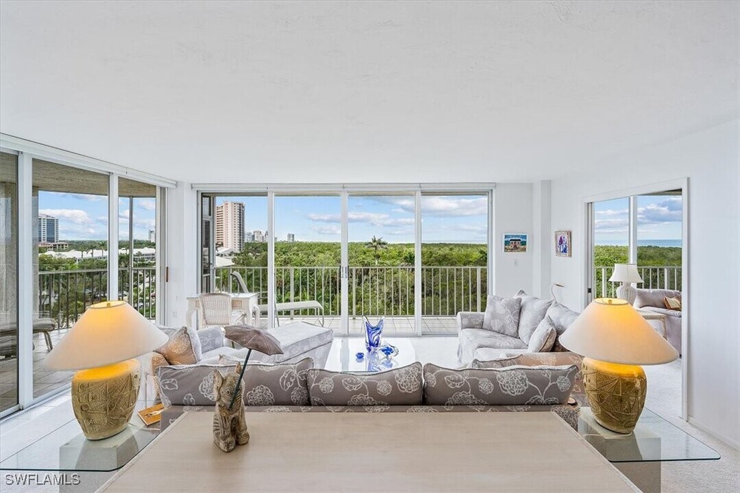 6361 Pelican Bay Blvd in Naples, FL - Building Photo