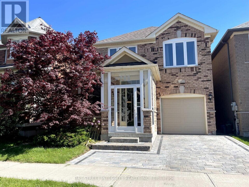 111 Madison Heights Blvd in Markham, ON - Building Photo