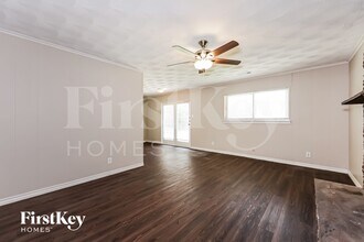 902 Poinsettia Dr in Lancaster, TX - Foto de edificio - Building Photo