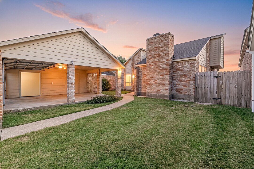 12805 Westpark Dr in Houston, TX - Building Photo