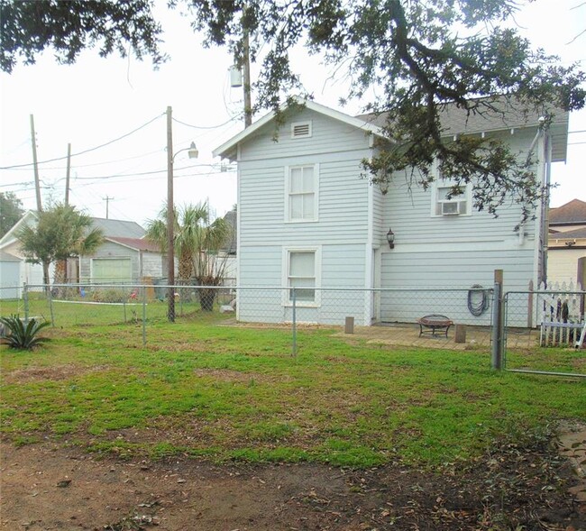 5113 Avenue O 1/2 in Galveston, TX - Building Photo - Building Photo