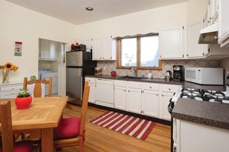 16 Henry St, Unit 1 in Brookline, MA - Foto de edificio - Building Photo