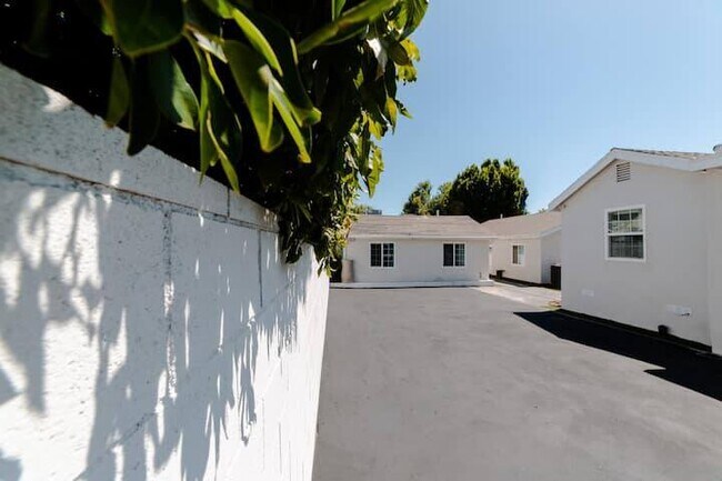 14840 Archwood St in Van Nuys, CA - Foto de edificio - Building Photo