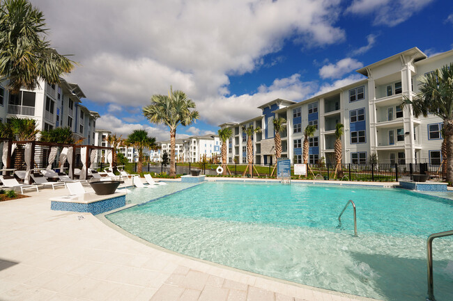 Atlantica Daytona in Daytona Beach, FL - Foto de edificio - Building Photo