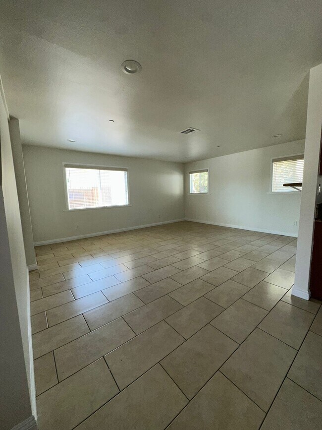 1334 W 103rd St, Unit 1336 W 103rd St in Los Angeles, CA - Foto de edificio - Building Photo