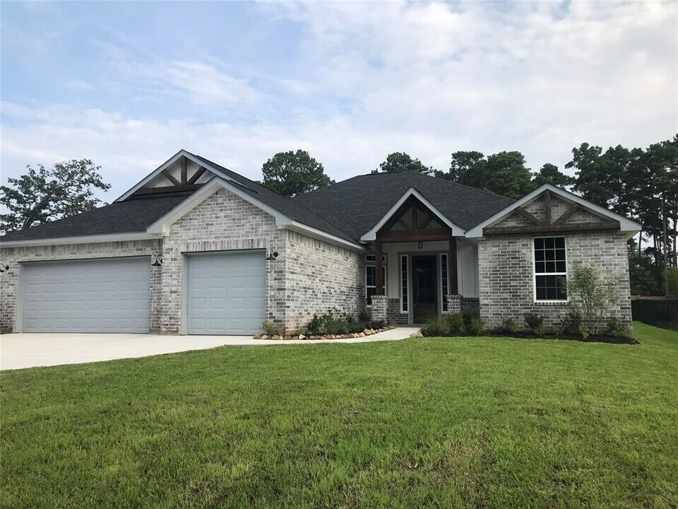 17450 Shadywater Dr in Montgomery, TX - Building Photo