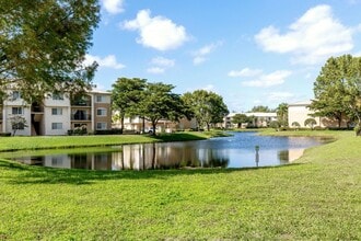 1100 Crestwood Ct S, Unit 2 in Royal Palm Beach, FL - Foto de edificio - Building Photo