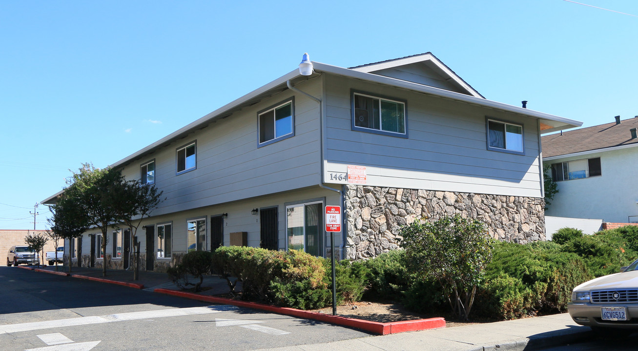 The Townhouse Apartments in Fairfield, CA - Building Photo