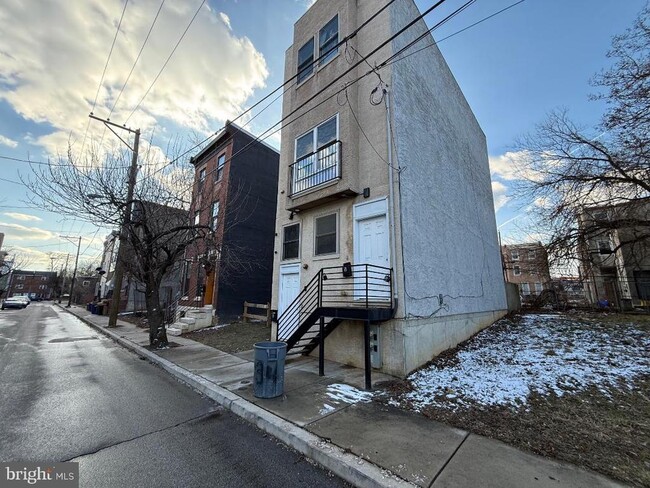 2034 N Woodstock St in Philadelphia, PA - Building Photo - Building Photo