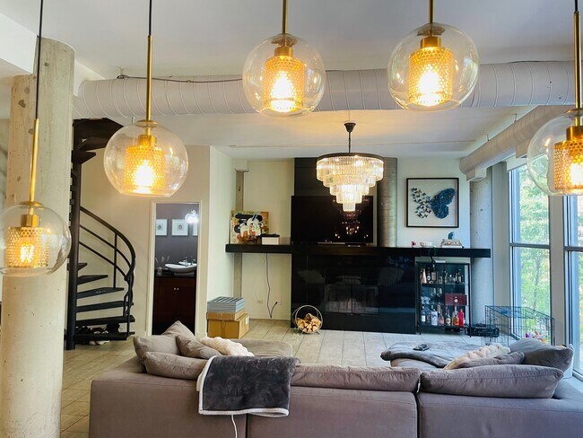 property at 939 W Huron St