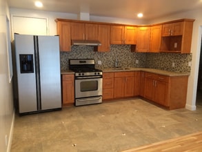 242 Dennis Dr in Daly City, CA - Foto de edificio - Building Photo