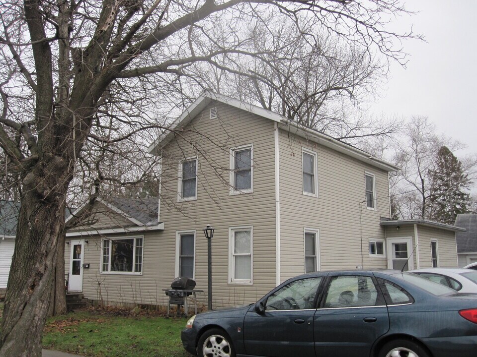 518 E Walnut St, Unit 518.5 in River Falls, WI - Foto de edificio