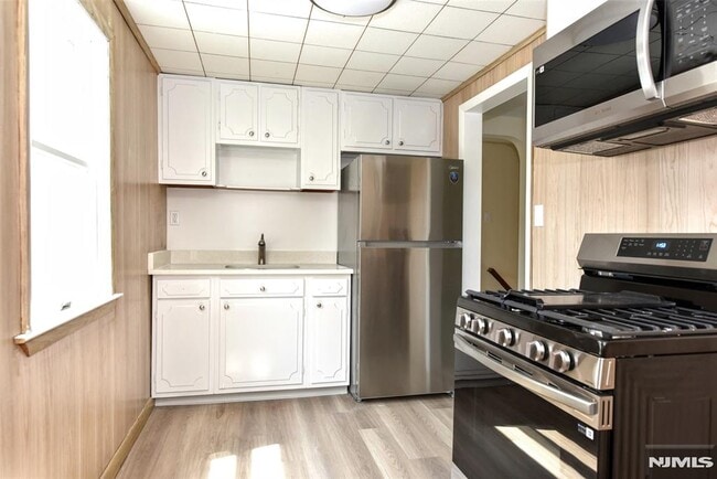 28 Reid Ave, Unit 2 in Bergenfield, NJ - Building Photo - Building Photo