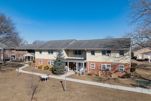 Eastover Gardens in Wantagh, NY - Building Photo