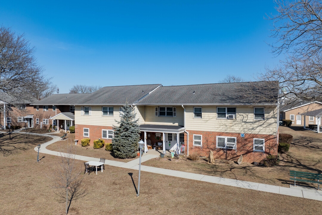 Eastover Gardens in Wantagh, NY - Building Photo