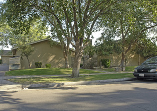 5207-5217 E Liberty Ave in Fresno, CA - Foto de edificio - Building Photo