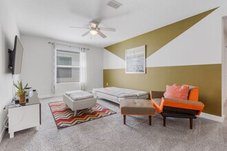 4718 Kings Castle Cir in Kissimmee, FL - Foto de edificio - Building Photo