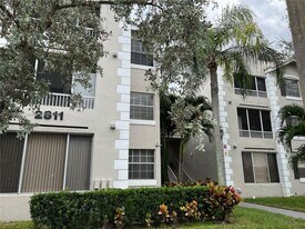 2811 N Oakland Forest Dr in Oakland Park, FL - Building Photo