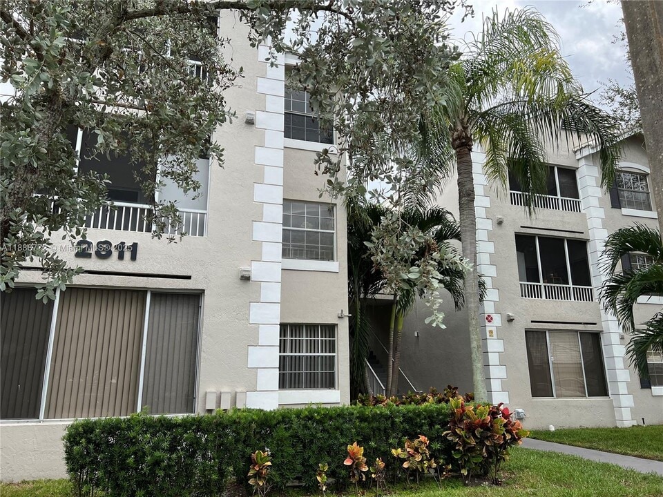 2811 N Oakland Forest Dr in Oakland Park, FL - Foto de edificio