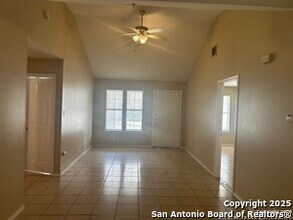 7639 Windsor Oaks in San Antonio, TX - Building Photo - Building Photo