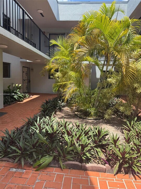 1300 W 41st St in Hialeah, FL - Building Photo