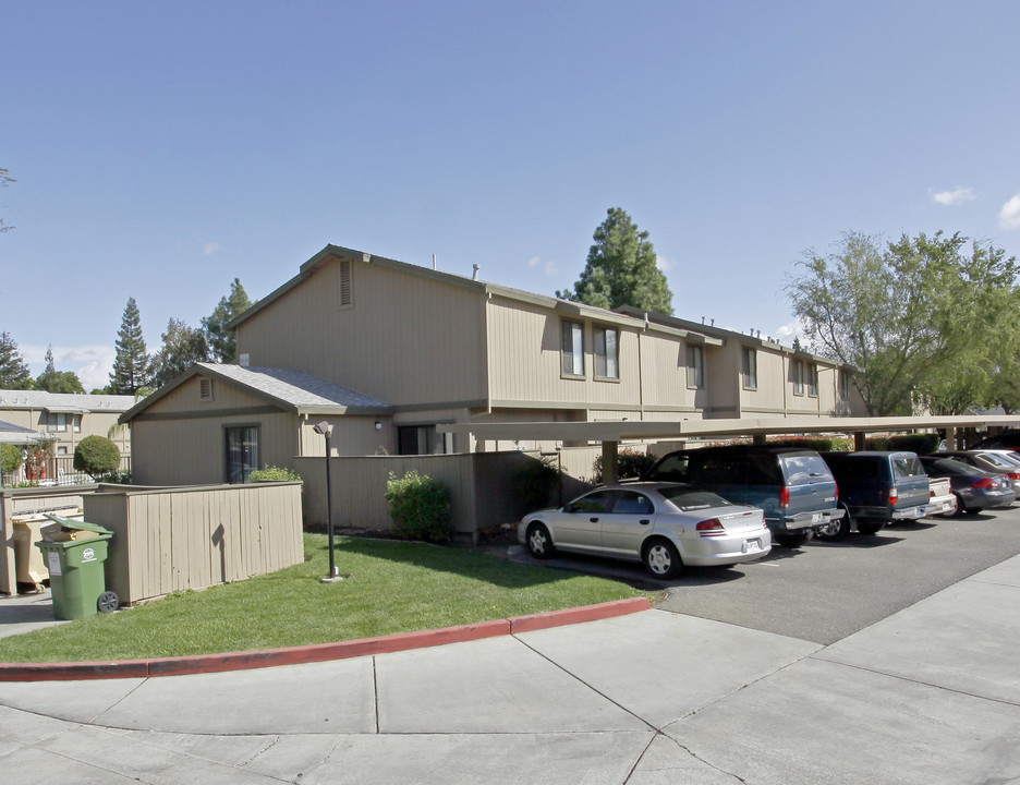 Almondwood Apartments in Davis, CA - Foto de edificio