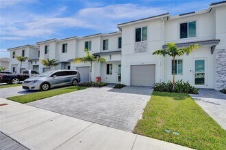 732 SE 13th Ct in Homestead, FL - Foto de edificio - Building Photo