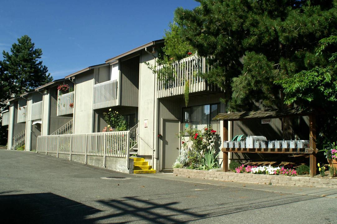 Tanager Crest Apartments in Bellevue, WA - Building Photo