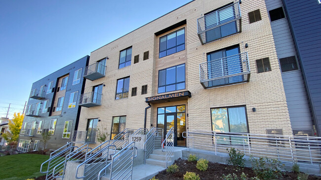 Signalmen Apartments in Denver, CO - Foto de edificio - Building Photo