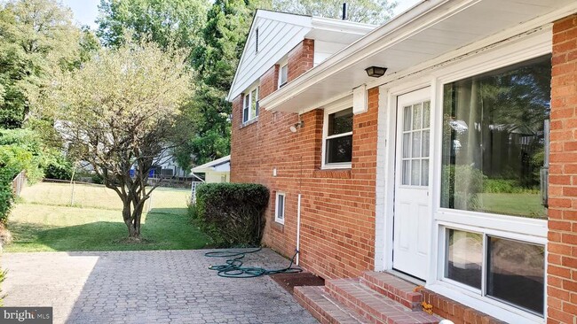 6415 Rockhurst Rd in Bethesda, MD - Foto de edificio - Building Photo