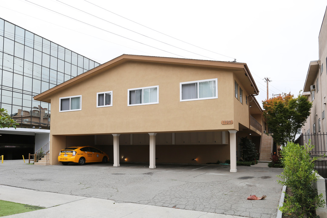 1720 Camden Ave in Los Angeles, CA - Building Photo