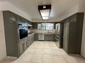 1052 Monte Largo Dr NE in Albuquerque, NM - Building Photo - Building Photo