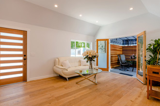 4050 Davana Rd in Sherman Oaks, CA - Building Photo - Interior Photo