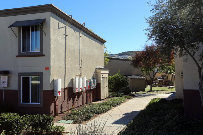 Oak Knoll Villas Apartments in Poway, CA - Building Photo - Building Photo