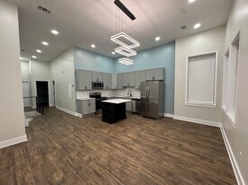 319 E Main St, Unit Floor 2 in Carnegie, PA - Building Photo