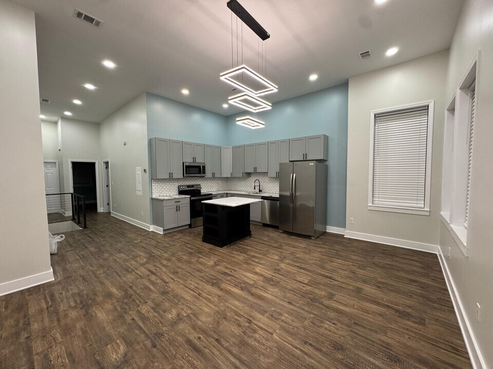 319 E Main St, Unit Floor 2 in Carnegie, PA - Foto de edificio