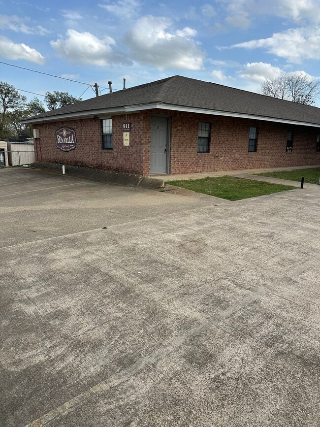 property at 911 W 16th St