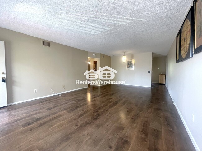 2402 Ecuadorian Way, Unit Apt 28 in Clearwater, FL - Foto de edificio - Building Photo