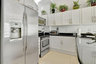 7290 SW 90th St in Miami, FL - Building Photo - Building Photo