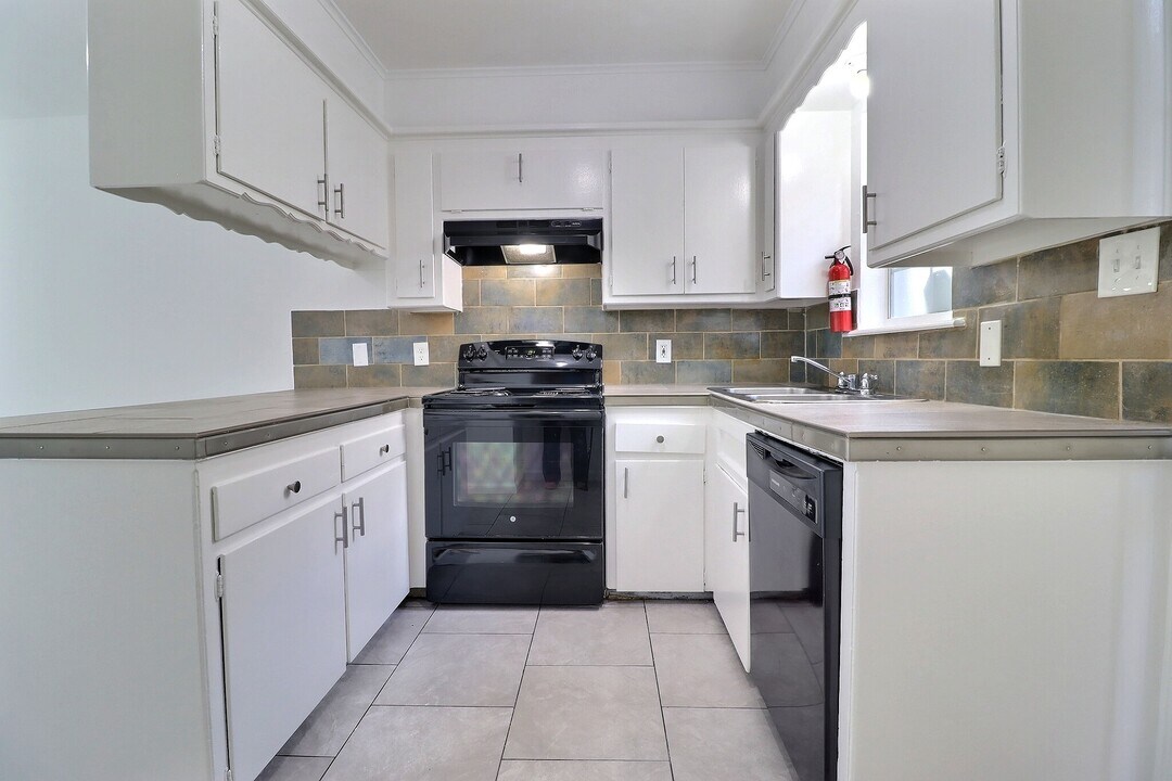 6120 S Madison Plz, Unit C in Tulsa, OK - Building Photo