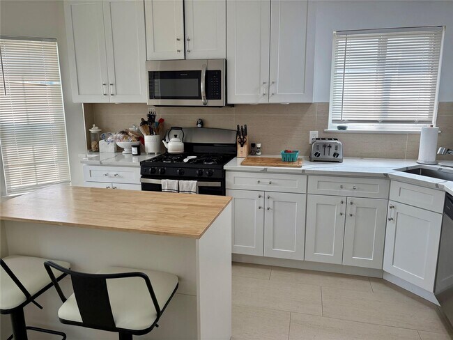 67 Sagamore Hill Dr in Port Washington, NY - Building Photo - Building Photo