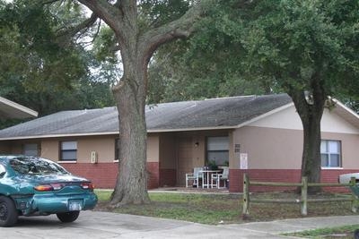 835 Lyndhurst St in Dunedin, FL - Building Photo