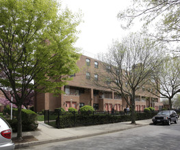 New Haven Plaza in Far Rockaway, NY - Building Photo - Building Photo