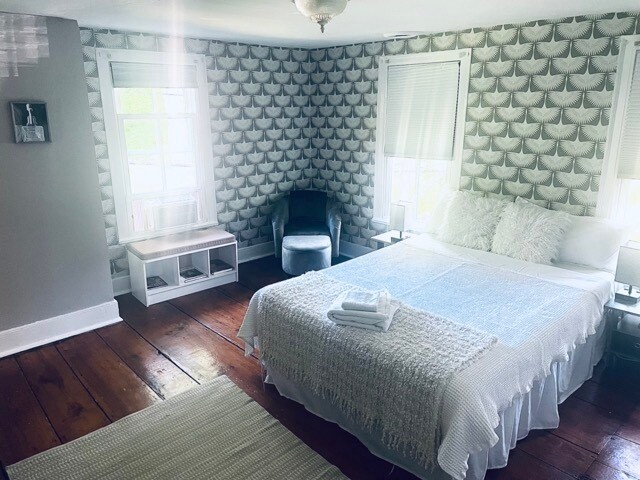 1579 Pleasant St, Unit Upstairs in South Lee, MA - Foto de edificio - Building Photo